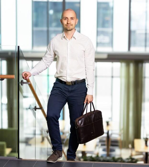 ossi salkun kanssa rappusissa